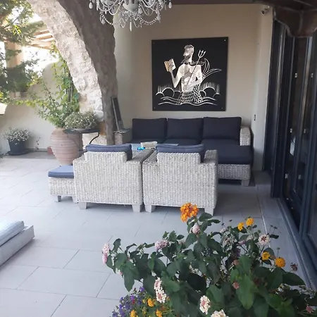 Mara με ιδιωτική παραλία Дом отдыха *