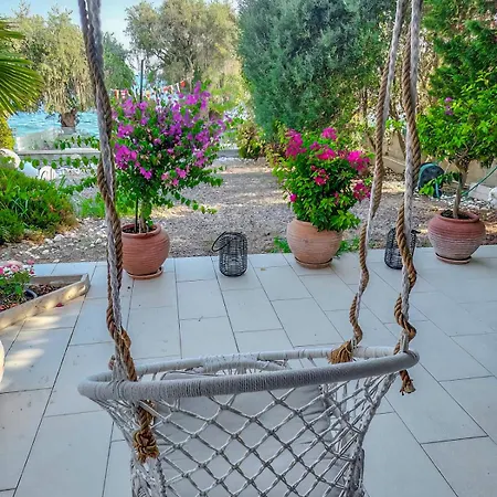 Mara με ιδιωτική παραλία Дом отдыха *